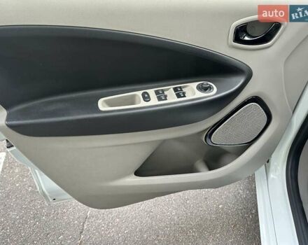 Белый Рено Зое, объемом двигателя 0 л и пробегом 132 тыс. км за 5950 $, фото 11 на Automoto.ua