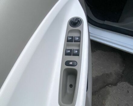 Белый Рено Зое, объемом двигателя 0 л и пробегом 159 тыс. км за 7550 $, фото 10 на Automoto.ua