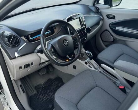 Белый Рено Зое, объемом двигателя 0 л и пробегом 98 тыс. км за 6700 $, фото 8 на Automoto.ua