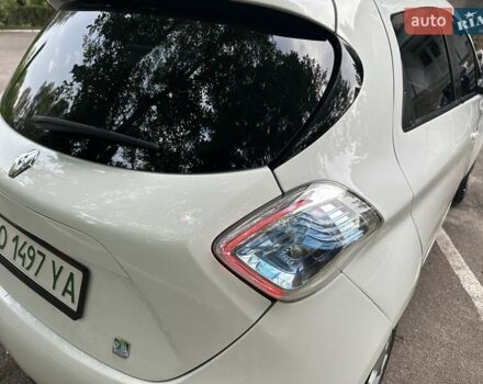 Белый Рено Зое, объемом двигателя 0 л и пробегом 132 тыс. км за 5950 $, фото 2 на Automoto.ua