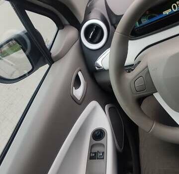 Белый Рено Зое, объемом двигателя 0 л и пробегом 192 тыс. км за 6300 $, фото 17 на Automoto.ua