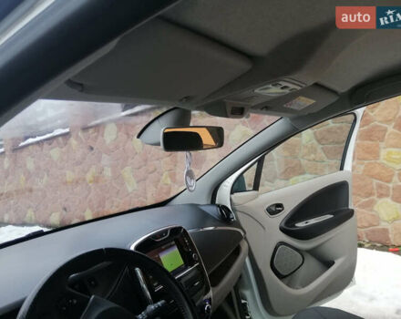 Белый Рено Зое, объемом двигателя 0 л и пробегом 145 тыс. км за 8200 $, фото 16 на Automoto.ua