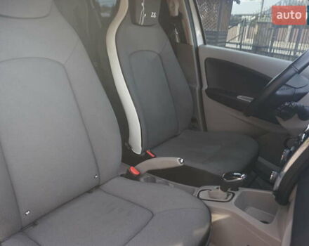 Белый Рено Зое, объемом двигателя 0 л и пробегом 86 тыс. км за 7200 $, фото 40 на Automoto.ua