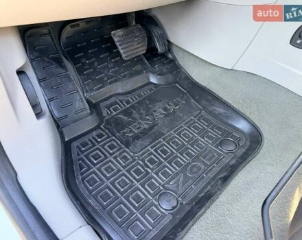 Белый Рено Зое, объемом двигателя 0 л и пробегом 106 тыс. км за 6250 $, фото 20 на Automoto.ua