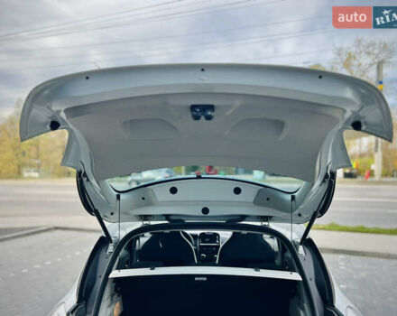 Білий Рено Зое, об'ємом двигуна 0 л та пробігом 160 тис. км за 7500 $, фото 17 на Automoto.ua