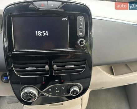 Белый Рено Зое, объемом двигателя 0 л и пробегом 132 тыс. км за 5950 $, фото 25 на Automoto.ua