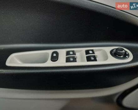 Белый Рено Зое, объемом двигателя 0 л и пробегом 127 тыс. км за 7150 $, фото 39 на Automoto.ua