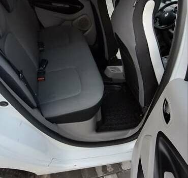 Білий Рено Зое, об'ємом двигуна 0 л та пробігом 104 тис. км за 6500 $, фото 14 на Automoto.ua