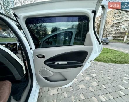 Белый Рено Зое, объемом двигателя 0 л и пробегом 147 тыс. км за 5999 $, фото 41 на Automoto.ua