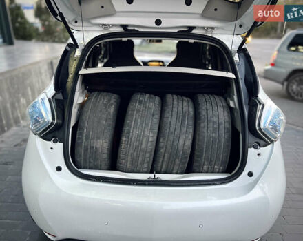 Белый Рено Зое, объемом двигателя 0 л и пробегом 127 тыс. км за 7150 $, фото 17 на Automoto.ua