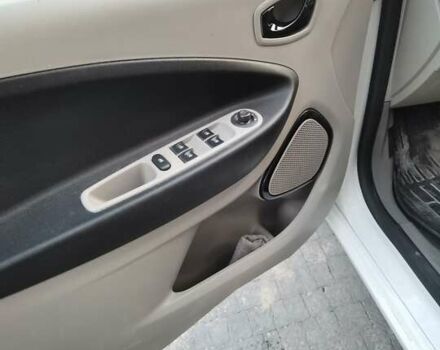 Білий Рено Зое, об'ємом двигуна 0 л та пробігом 131 тис. км за 6300 $, фото 26 на Automoto.ua