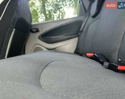 Белый Рено Зое, объемом двигателя 0 л и пробегом 132 тыс. км за 5950 $, фото 12 на Automoto.ua