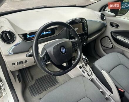 Белый Рено Зое, объемом двигателя 0 л и пробегом 132 тыс. км за 5950 $, фото 4 на Automoto.ua
