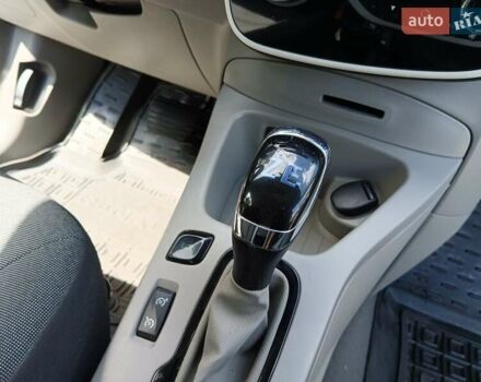 Белый Рено Зое, объемом двигателя 0 л и пробегом 94 тыс. км за 8250 $, фото 33 на Automoto.ua