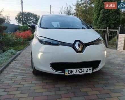 Белый Рено Зое, объемом двигателя 0 л и пробегом 94 тыс. км за 8250 $, фото 48 на Automoto.ua