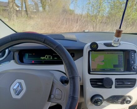 Белый Рено Зое, объемом двигателя 0 л и пробегом 145 тыс. км за 4999 $, фото 4 на Automoto.ua