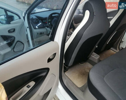Белый Рено Зое, объемом двигателя 0 л и пробегом 145 тыс. км за 8200 $, фото 17 на Automoto.ua