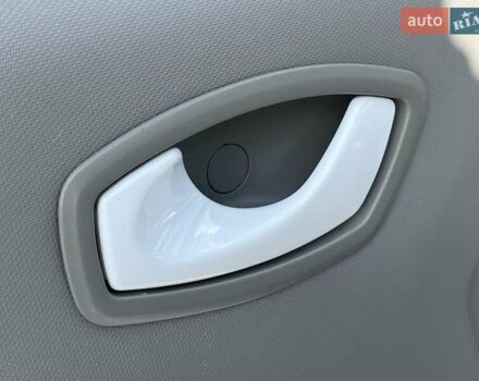 Белый Рено Зое, объемом двигателя 0 л и пробегом 195 тыс. км за 5999 $, фото 23 на Automoto.ua
