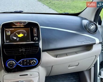 Белый Рено Зое, объемом двигателя 0 л и пробегом 147 тыс. км за 5999 $, фото 45 на Automoto.ua