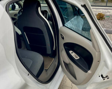Белый Рено Зое, объемом двигателя 0 л и пробегом 124 тыс. км за 7000 $, фото 14 на Automoto.ua