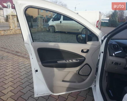 Белый Рено Зое, объемом двигателя 0 л и пробегом 86 тыс. км за 7200 $, фото 25 на Automoto.ua