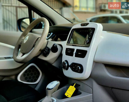 Белый Рено Зое, объемом двигателя 0 л и пробегом 131 тыс. км за 6400 $, фото 18 на Automoto.ua