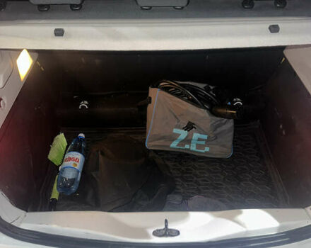 Белый Рено Зое, объемом двигателя 0 л и пробегом 162 тыс. км за 6500 $, фото 13 на Automoto.ua