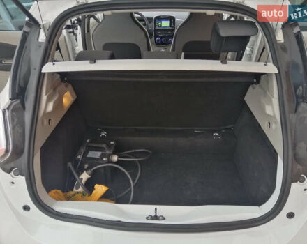 Белый Рено Зое, объемом двигателя 0 л и пробегом 145 тыс. км за 8200 $, фото 19 на Automoto.ua