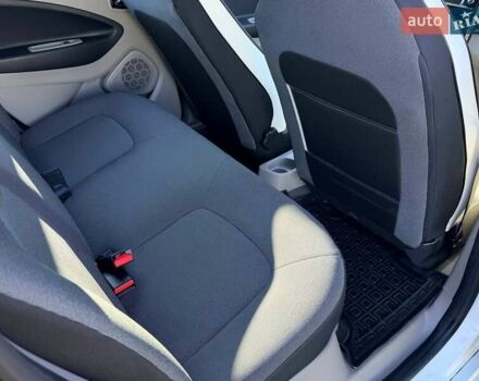 Белый Рено Зое, объемом двигателя 0 л и пробегом 106 тыс. км за 6250 $, фото 13 на Automoto.ua