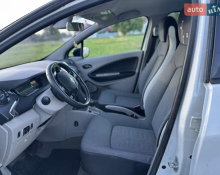 Белый Рено Зое, объемом двигателя 0 л и пробегом 128 тыс. км за 7500 $, фото 7 на Automoto.ua