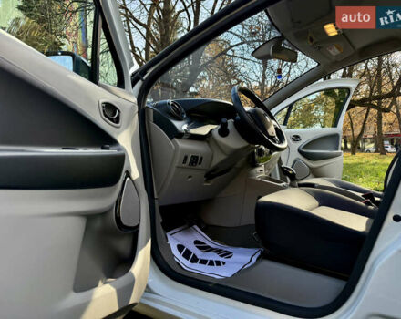 Білий Рено Зое, об'ємом двигуна 0 л та пробігом 68 тис. км за 6976 $, фото 14 на Automoto.ua