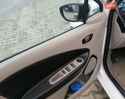 Белый Рено Зое, объемом двигателя 0 л и пробегом 145 тыс. км за 8200 $, фото 13 на Automoto.ua
