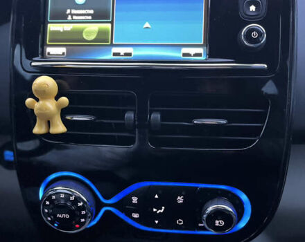 Белый Рено Зое, объемом двигателя 0 л и пробегом 159 тыс. км за 7600 $, фото 35 на Automoto.ua