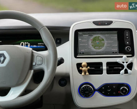 Белый Рено Зое, объемом двигателя 0 л и пробегом 82 тыс. км за 6900 $, фото 23 на Automoto.ua