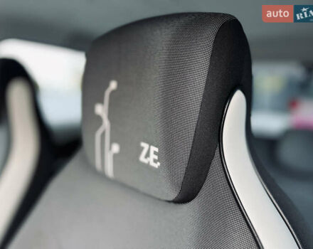 Білий Рено Зое, об'ємом двигуна 0 л та пробігом 160 тис. км за 7500 $, фото 44 на Automoto.ua