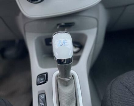 Білий Рено Зое, об'ємом двигуна 0 л та пробігом 107 тис. км за 6400 $, фото 12 на Automoto.ua