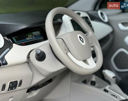 Белый Рено Зое, объемом двигателя 0 л и пробегом 82 тыс. км за 6900 $, фото 19 на Automoto.ua