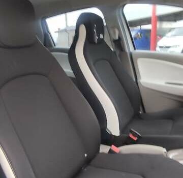 Белый Рено Зое, объемом двигателя 0 л и пробегом 192 тыс. км за 6300 $, фото 13 на Automoto.ua