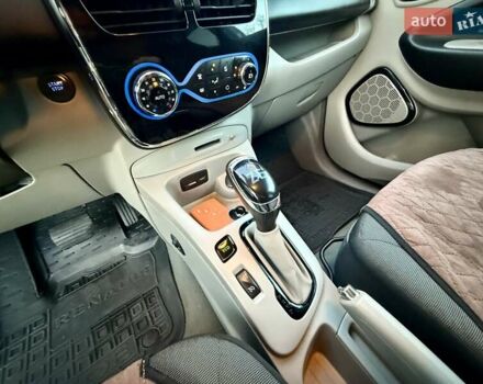 Белый Рено Зое, объемом двигателя 0 л и пробегом 147 тыс. км за 5999 $, фото 62 на Automoto.ua