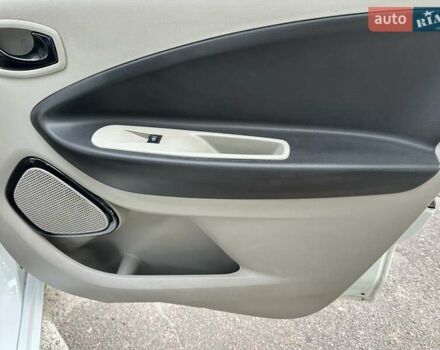 Белый Рено Зое, объемом двигателя 0 л и пробегом 132 тыс. км за 5950 $, фото 23 на Automoto.ua