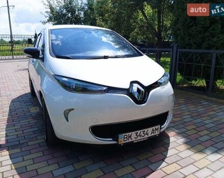 Белый Рено Зое, объемом двигателя 0 л и пробегом 94 тыс. км за 8250 $, фото 11 на Automoto.ua