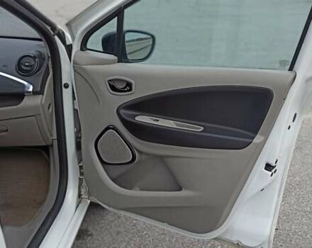 Белый Рено Зое, объемом двигателя 0 л и пробегом 95 тыс. км за 6900 $, фото 16 на Automoto.ua