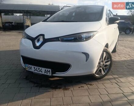 Белый Рено Зое, объемом двигателя 0 л и пробегом 94 тыс. км за 8250 $, фото 4 на Automoto.ua