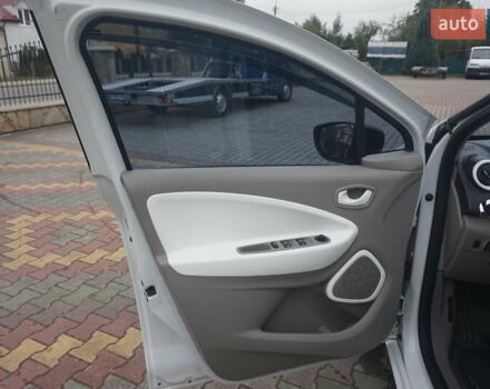 Белый Рено Зое, объемом двигателя 0 л и пробегом 102 тыс. км за 6777 $, фото 23 на Automoto.ua