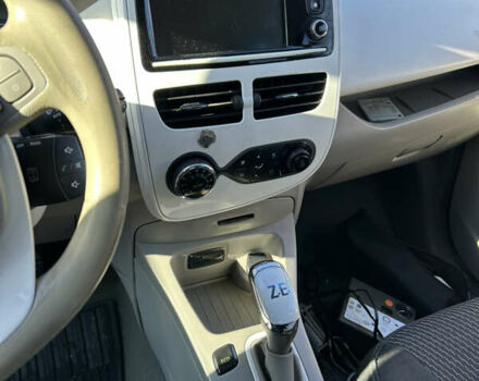 Белый Рено Зое, объемом двигателя 0 л и пробегом 324 тыс. км за 4500 $, фото 4 на Automoto.ua