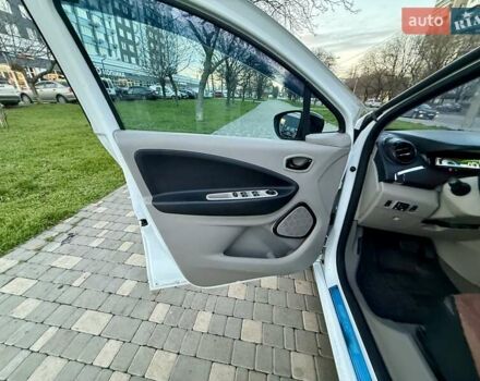 Белый Рено Зое, объемом двигателя 0 л и пробегом 147 тыс. км за 5999 $, фото 12 на Automoto.ua