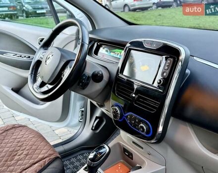 Белый Рено Зое, объемом двигателя 0 л и пробегом 147 тыс. км за 5999 $, фото 10 на Automoto.ua