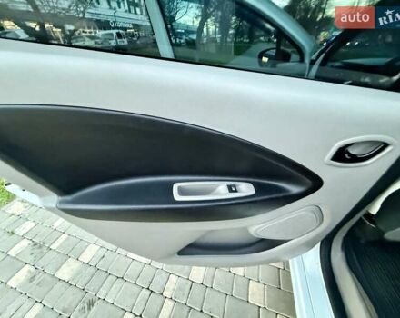 Белый Рено Зое, объемом двигателя 0 л и пробегом 147 тыс. км за 5999 $, фото 47 на Automoto.ua