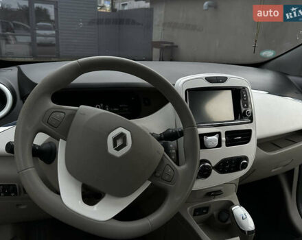 Белый Рено Зое, объемом двигателя 0 л и пробегом 92 тыс. км за 7200 $, фото 31 на Automoto.ua