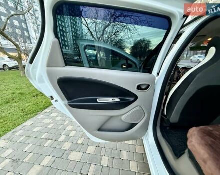 Белый Рено Зое, объемом двигателя 0 л и пробегом 147 тыс. км за 5999 $, фото 46 на Automoto.ua